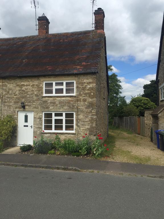 Cottage On The Green Brackley  Exterior photo