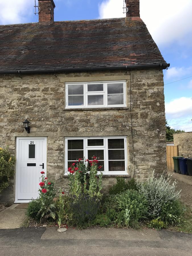 Cottage On The Green Brackley  Exterior photo